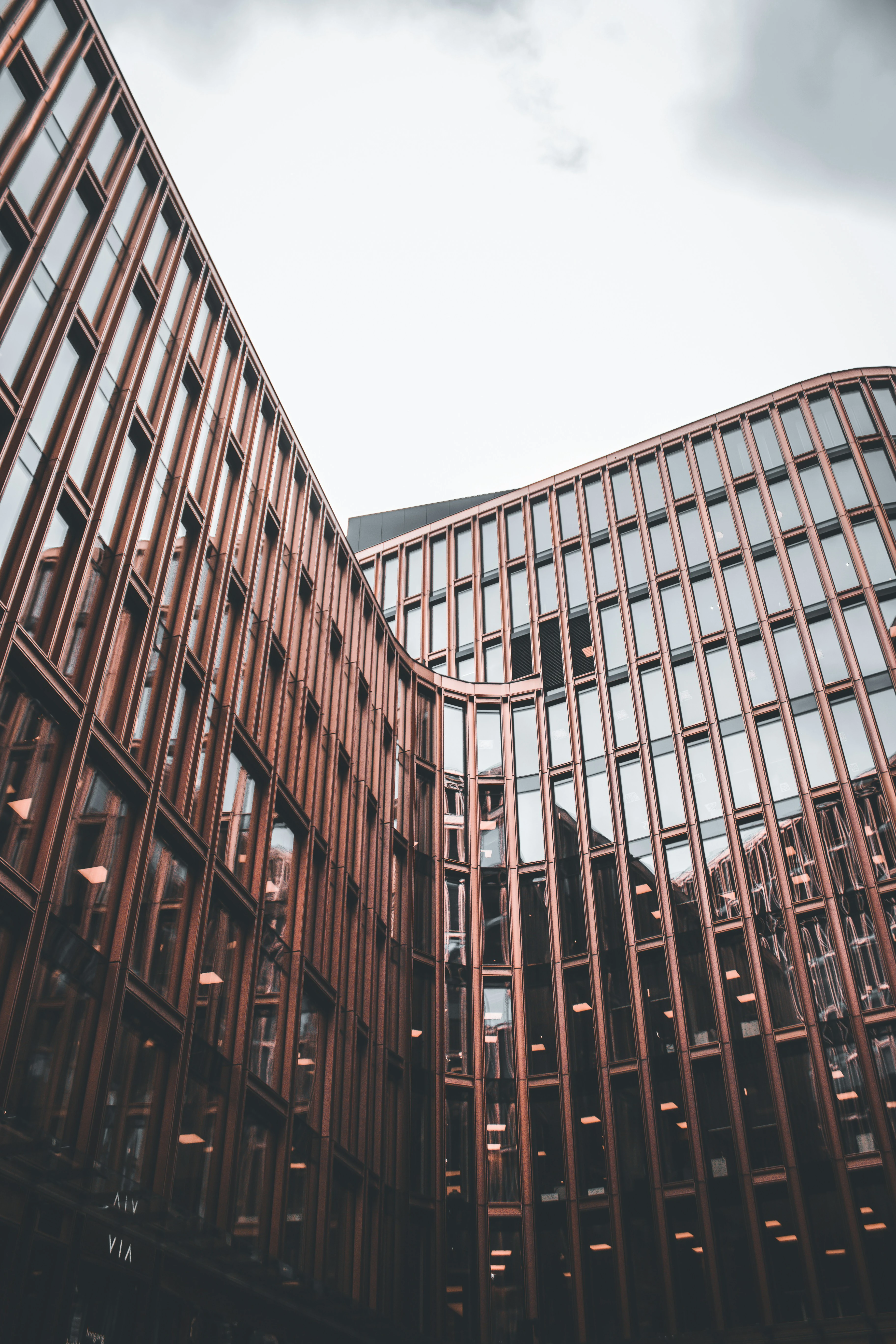 kontorsbyggnad som är kopparfärgad med en snittslig arketektur